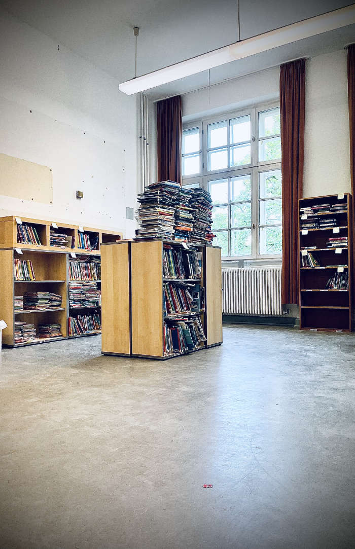 Umzug in die neue Schulbücherei: noch stapeln sich die Bücher überall