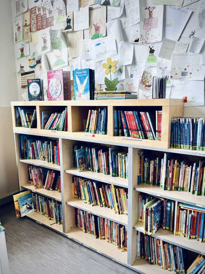 Prall gefülltes Bücherregal in der Schulbücherei
