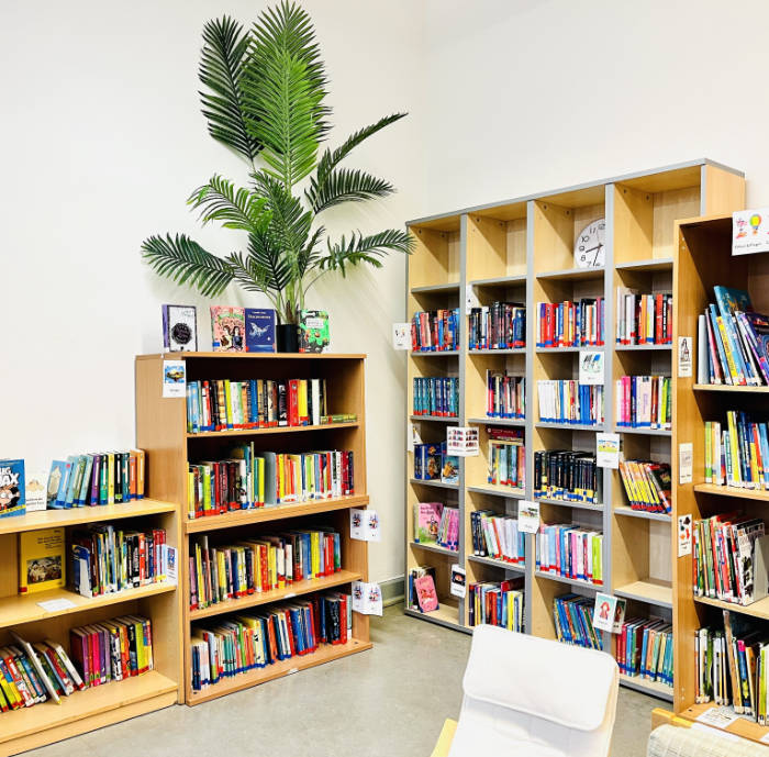 Der Umzug in die neue Schulbücherei ist geschafft: Die Bücher stehen wieder in den Regalen