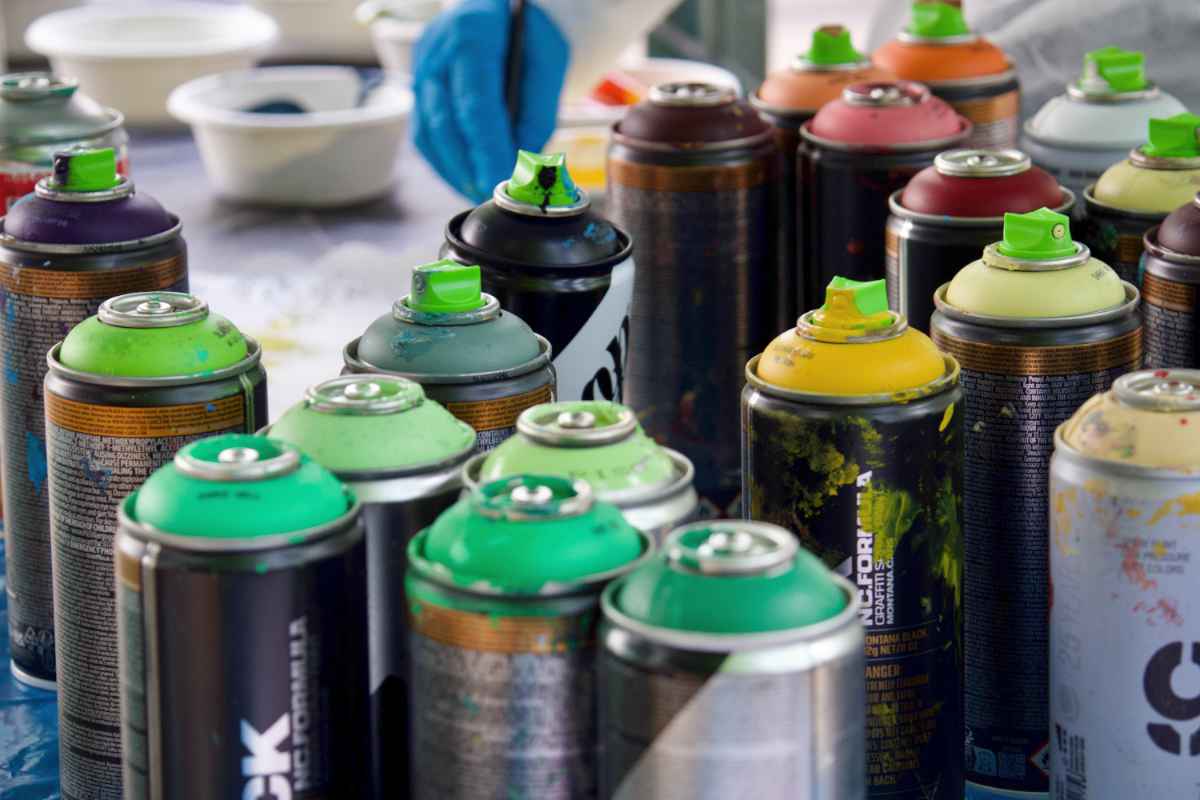 Nahaufnahme verschiedener Spraydosen.