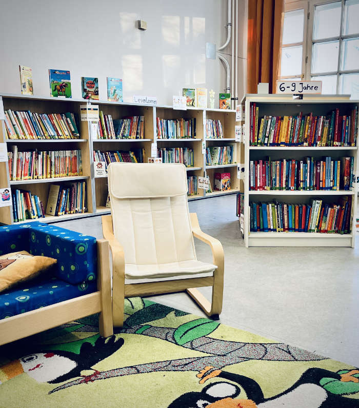 Der Umzug in die neue Schulbücherei ist geschafft: Die Bücher stehen wieder in den Regalen und neue Sitzgelegenheiten